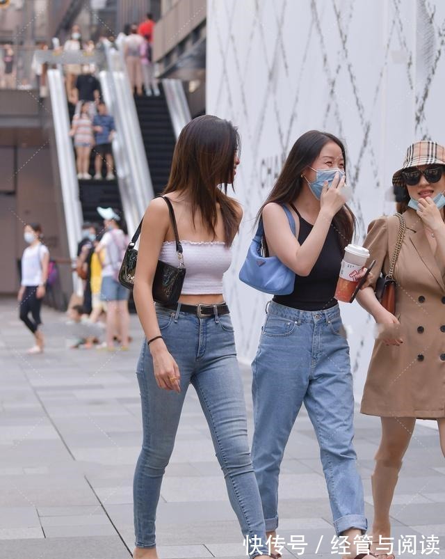 修长度 黑色高高跟凉鞋搭配蓝色端庄打底裤,搭配技巧性感,也可以休闲!