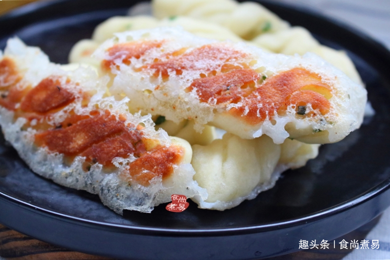 首次做这款花卷，新手也能快速学会，表面蓬松柔软，底部香酥脆口