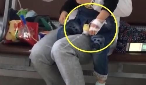 疼痛|儿子发高烧要挂水,宝爸急忙赶往医院,看到宝妈的手后忍不住泪目