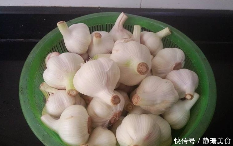 “腌糖醋蒜”只放糖和醋?错了,如果少了它,蒜又苦又涩,还易坏