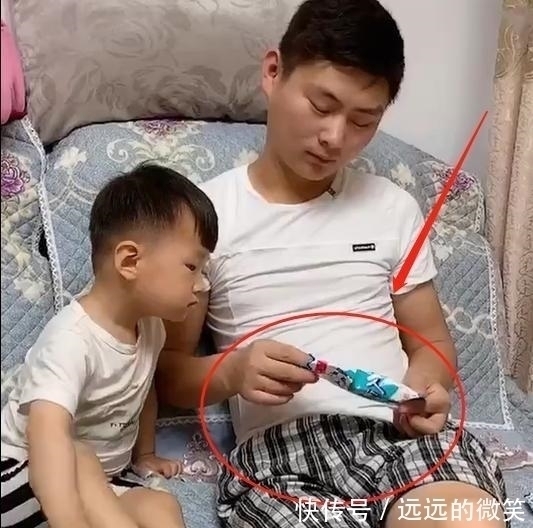 宠娃|宝宝哭闹要吃冰棍,爸爸想了个妙招来宠娃,网友:爸爸的套路深