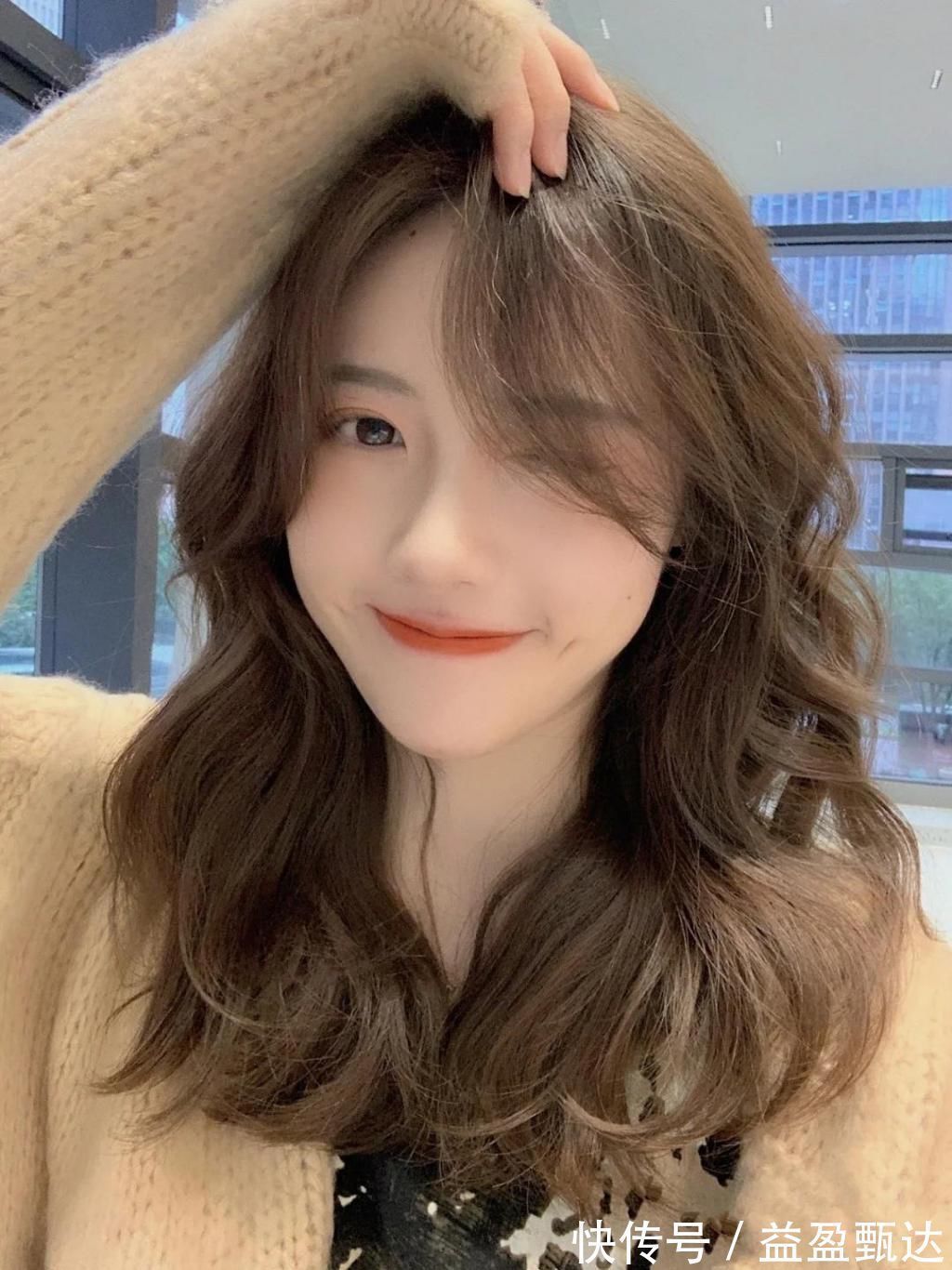 发型 木马卷虽然好看,但不适合于所有人,根据脸型选发型才能不会错