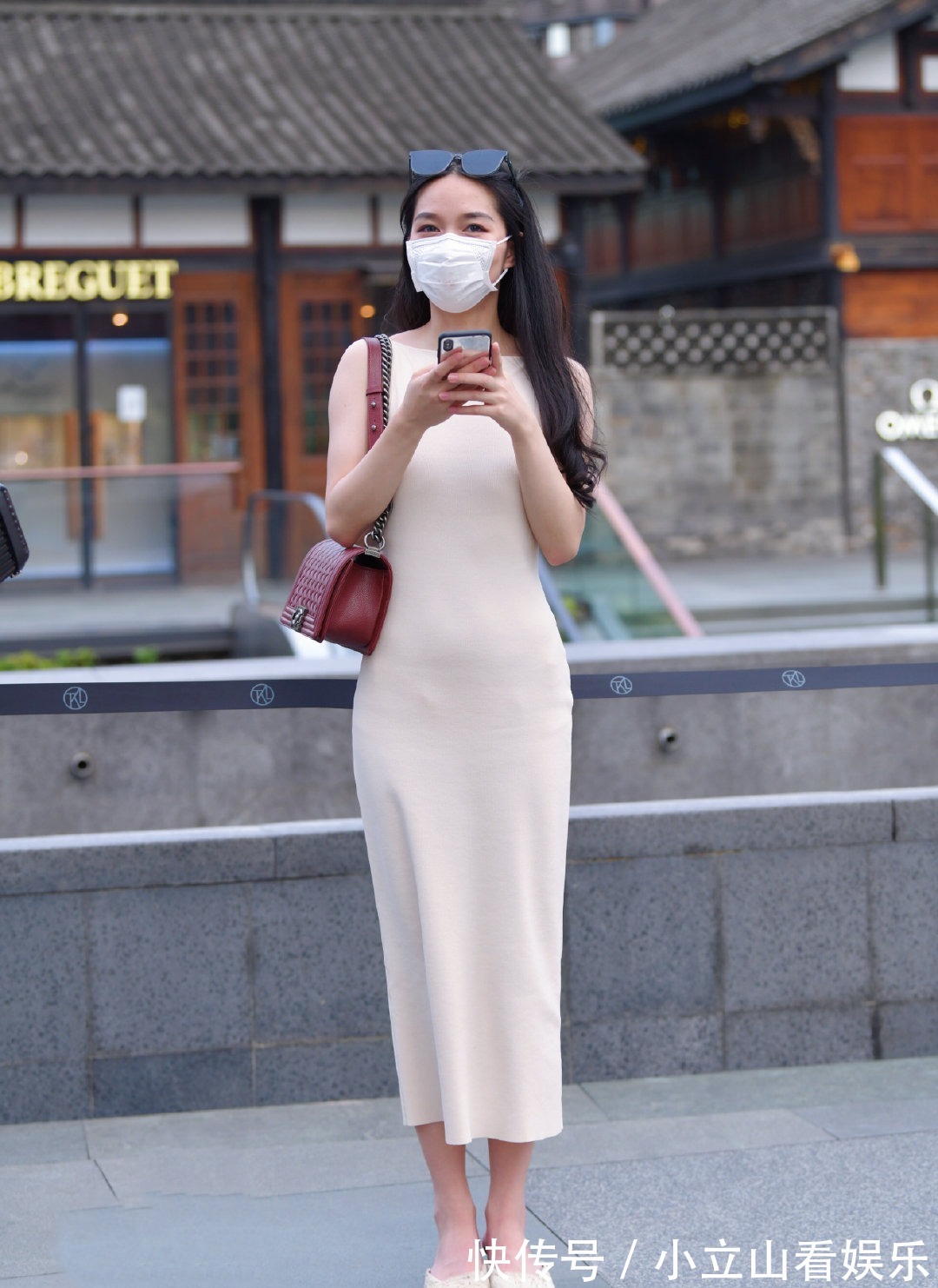 时尚|白色包臀连衣裙搭配高跟鞋，清凉舒适，时尚不失优雅干练