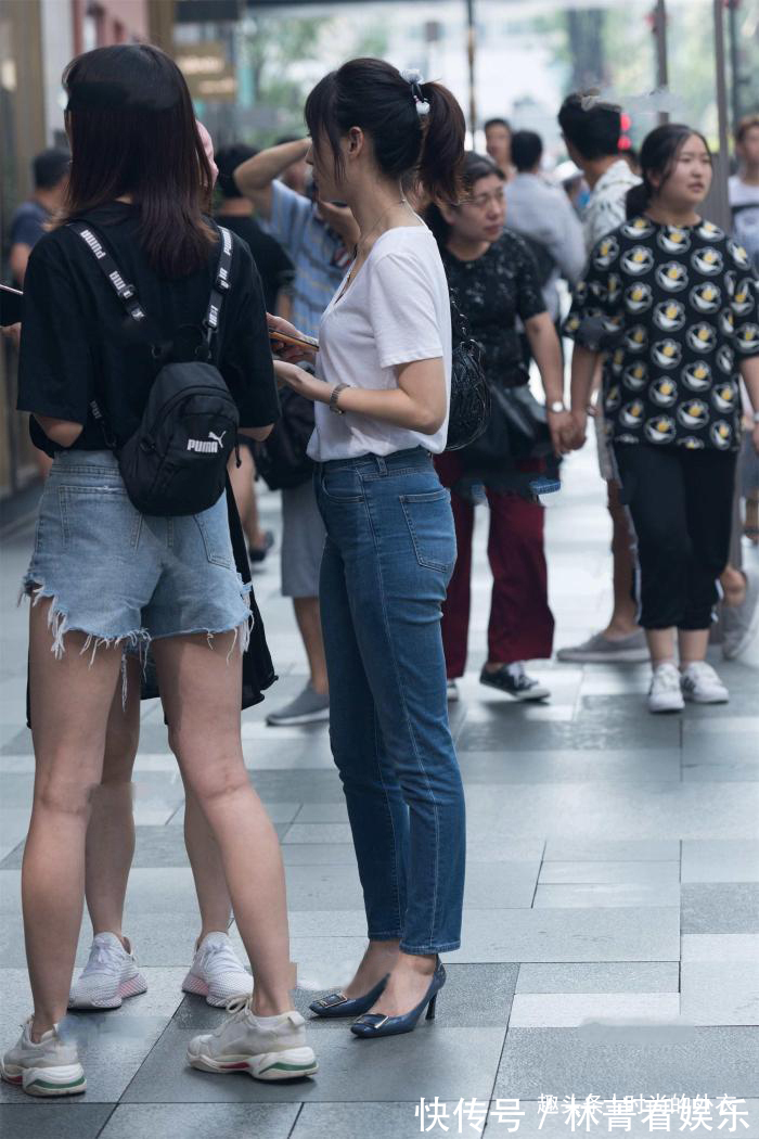 减龄 牛仔裤搭配白色T恤,简单休闲又减龄,让造型显得大方又得体