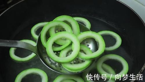 梅姐|西葫芦别炒着吃了,试试这样做,清淡营养,我家孩子一口气吃5个