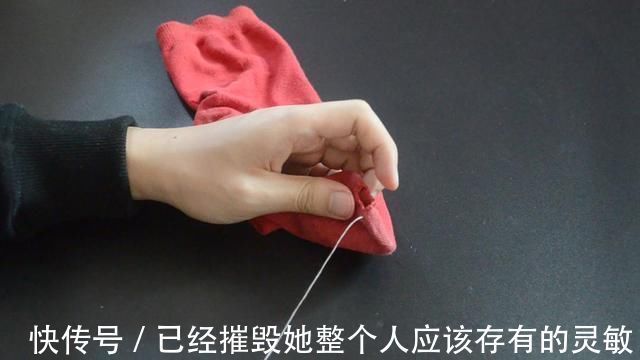 缝纫|穿破的袜子不要扔,简单剪一刀,旧袜子变得和新的一样,太实用了