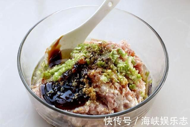 自制煎制锅贴2个窍门，和面加水要多次，小火慢煎用水淀粉