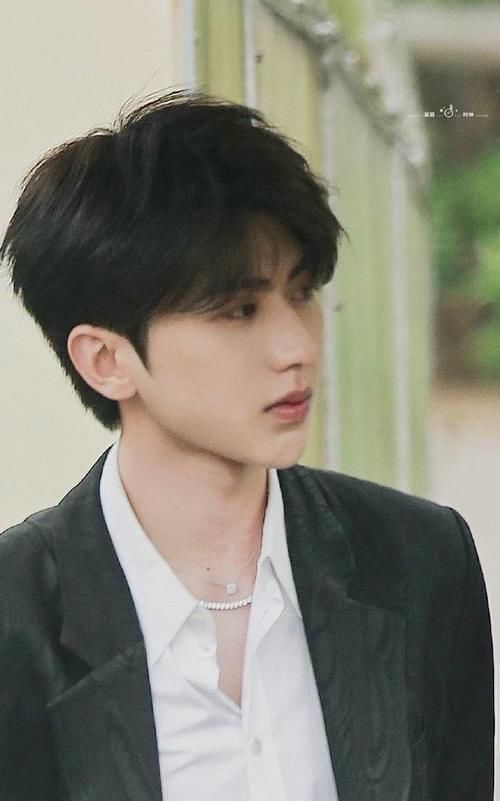 蔡徐坤黑西装亮相《奔跑吧》发布会 贵气十足的霸总坤帅气来袭！