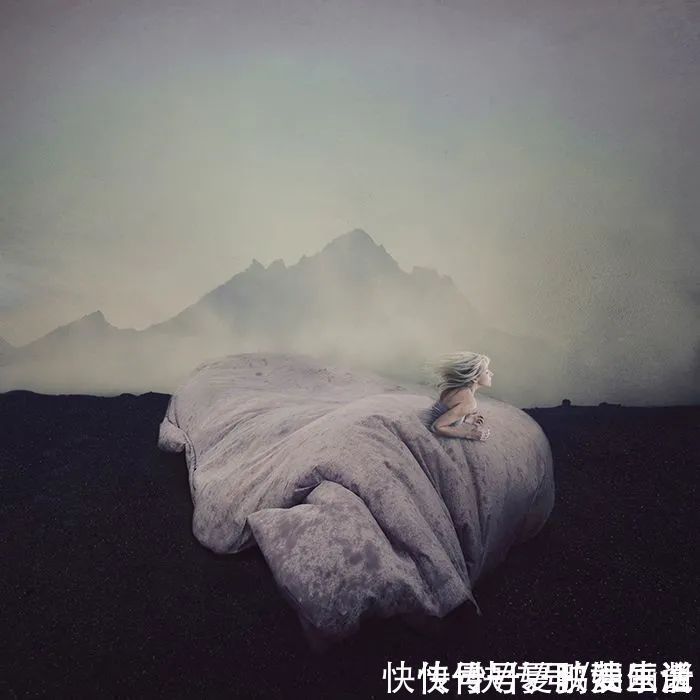 骑自行车|这画面真是绝了,女孩横躺在水里骑自行车,让人看上一眼就忘不了