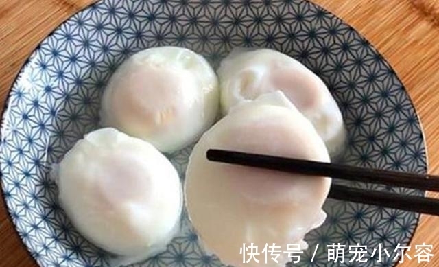 水煮蛋|水煮荷包蛋，总是散开还有白沫？学会这“一招”，完整滑嫩不粘锅