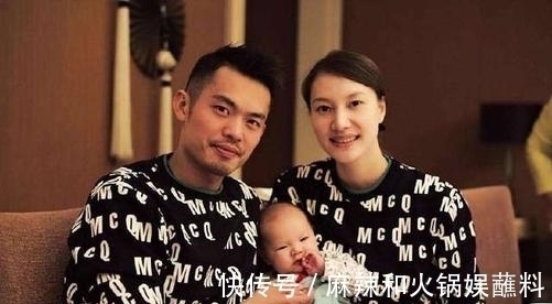 volg|林丹老婆谢杏芳深夜打高尔夫,身着短裙双腿笔直,动作利落显专业