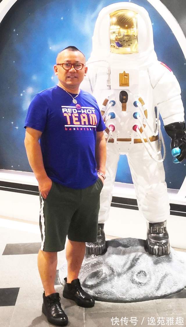 纸本设色#「画作欣赏」岁华绘花又绘鸟,时光爱鸟更爱人,余国城画作欣赏