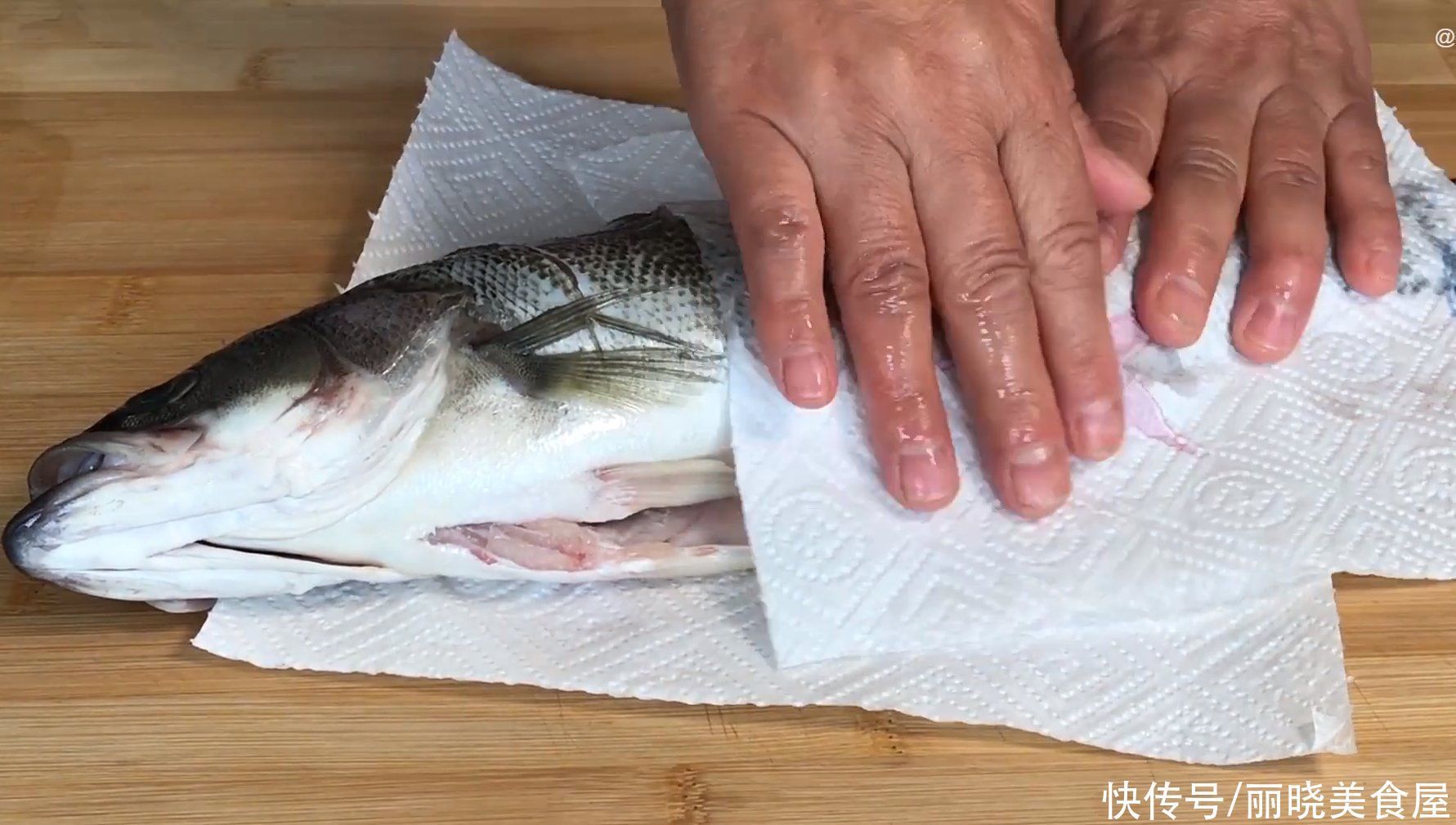 不管煎什么鱼,切记不要直接下锅,教你一招,不粘锅不掉皮