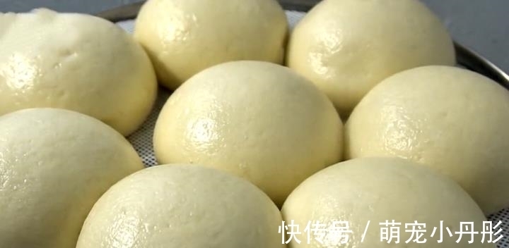 好吃|蒸馒头时,别再傻傻只揉面,多加一步,馒头劲道,好吃不塌陷
