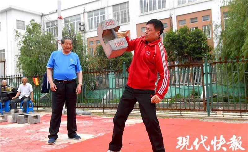 殷巷石锁|上下翻飞、花样百出,百斤石锁在76岁传承人手中“轻飘飘”