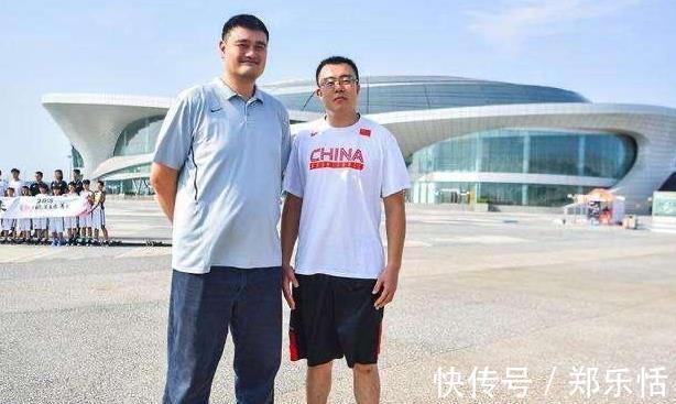 cb发胖后的姚明体型太夸张了!韩德君在身边似高中生 奥尼尔显娇小