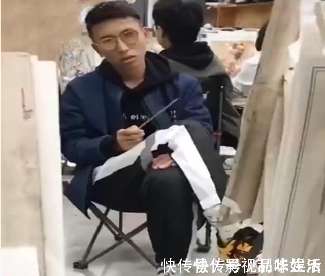 美好的时光!美术生上课偷睡觉,在脸上画“双重保险”画假眼睛还戴了假眼镜!