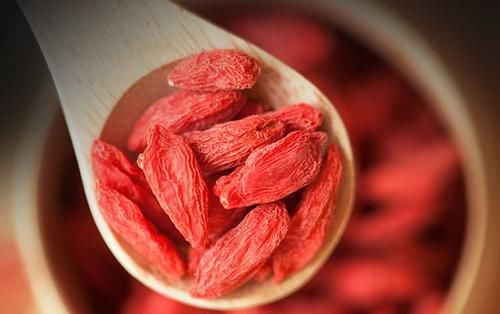 睡眠质量|睡前干吃5粒枸杞,坚持一段时间后,身体会有啥变化?不妨了解