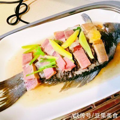 夏日|两块钱搞定一道家常美食#夏日开胃餐#清蒸鲫鱼鲜红汁