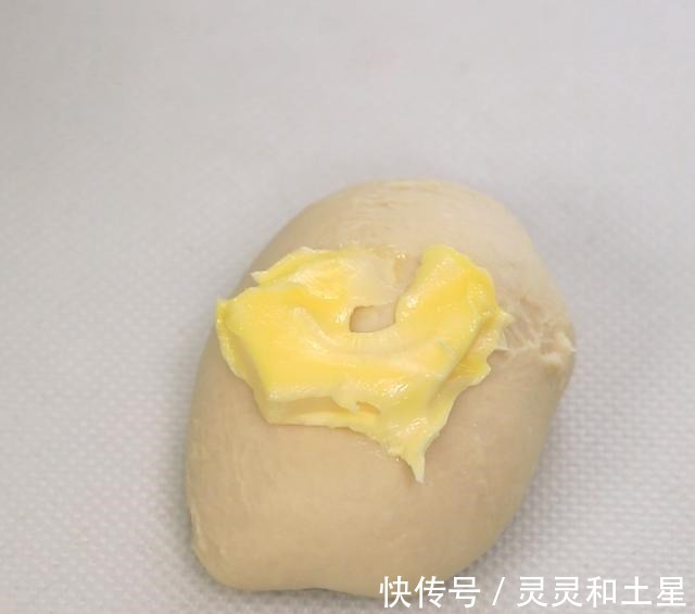 低筋面粉|夏天做面包,2个动作10分钟揉出手套膜,面包松软蓬松一次就成功!