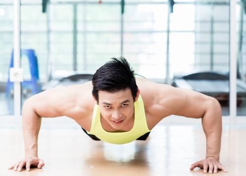 卡路里|男性一口气做多少俯卧撑算优秀？若过40岁，不妨对照表格自测一下