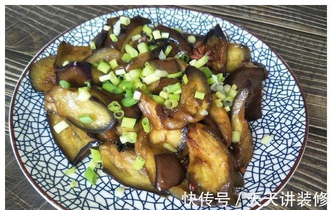 做法|炒茄子时，切记不要直接倒油，教你饭店做法，茄子不吸油不发酸