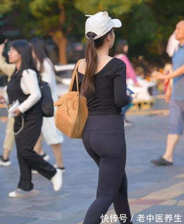 露背 黑色露背长袖搭配深色打底裤,时尚好看,简单舒适有质感!