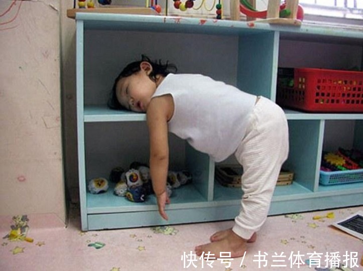 白菜|1岁娃把超市桃子都戳了个洞,硬核老妈指指榴莲:别怕疼使劲拍