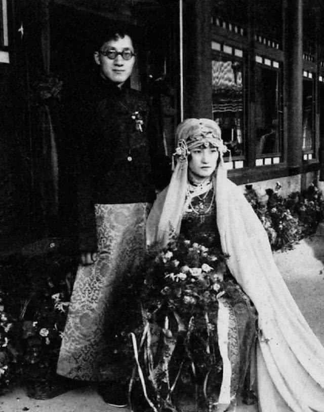  飞机|徐志摩失事死状惨烈，陆小曼不愿收尸，墓地前35级石阶寓意深远