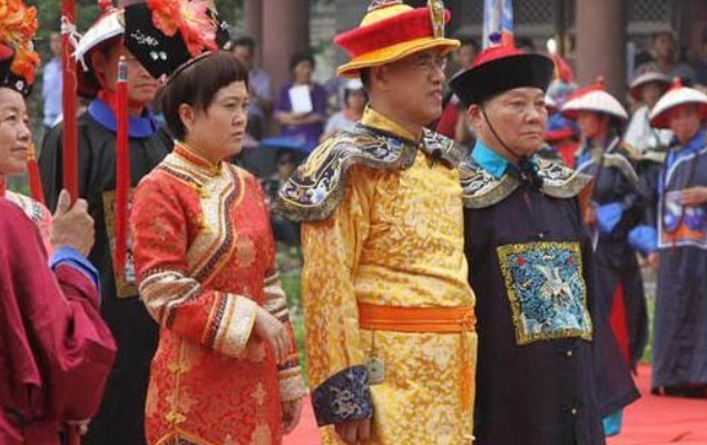 非议|乾隆七世孙身穿皇帝龙袍祭祖，引起非议！现实中居然是这样？
