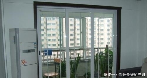 阳台门|阳台万万不要装推拉门,有钱人家中从不这样设计,懊悔现在才察觉