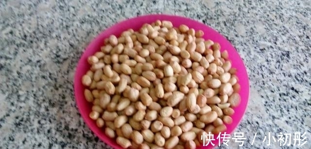 浸泡|炸花生米时，千万别直接下锅炸，多做这一步，花生放3天都嘎嘣脆