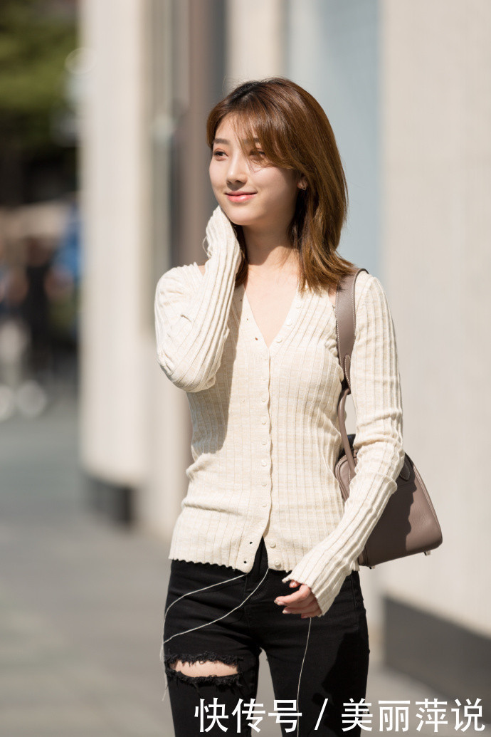 美女街拍：时尚与魅力并存，高颜值女神的夏季搭配参考