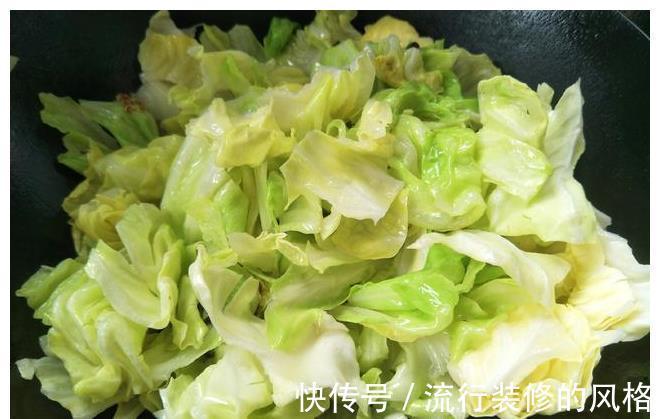 炒包菜|包菜的懒人做法，不用刀切，简单一炒就出锅，香脆又好吃