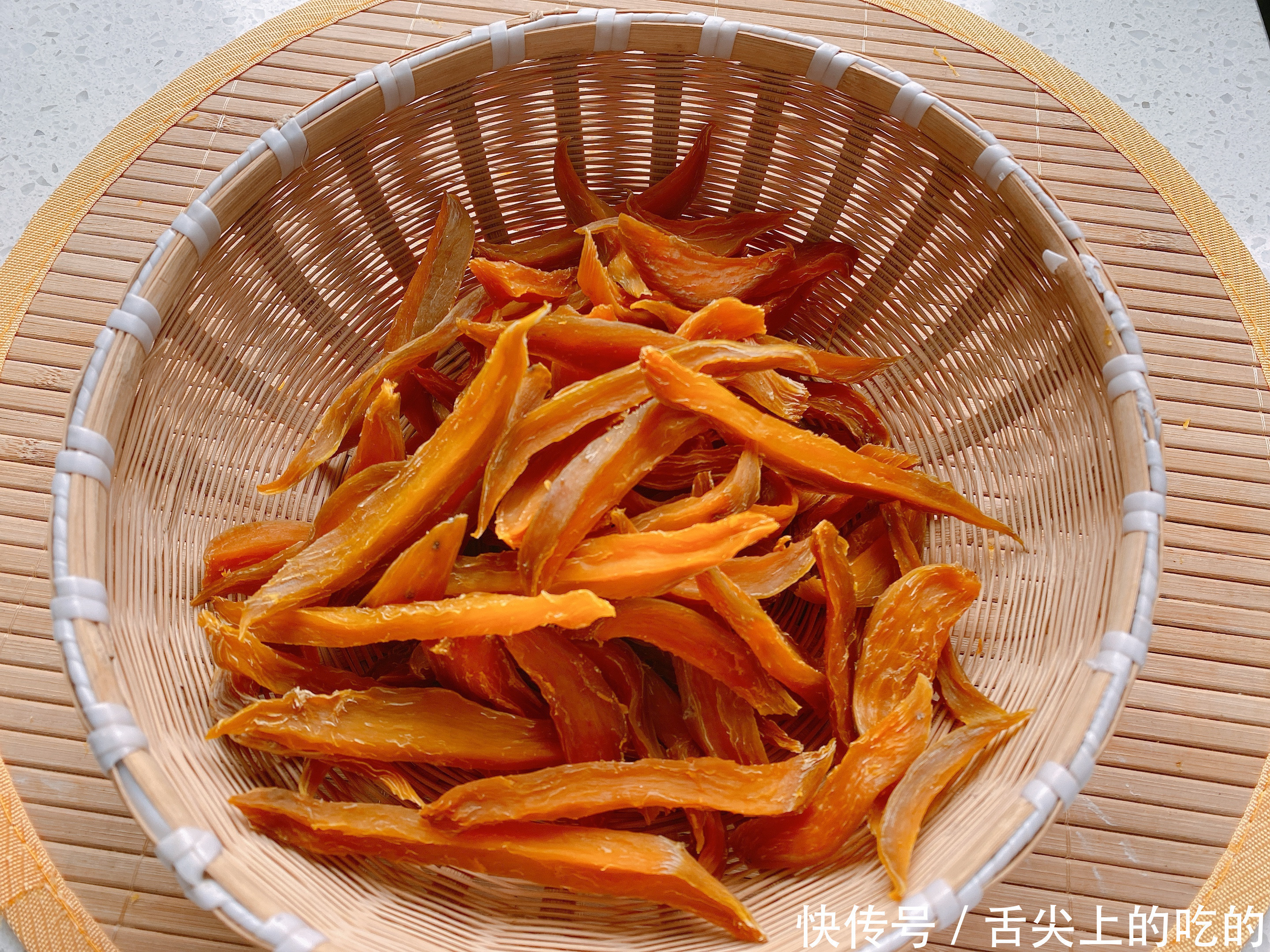 在家自制地瓜干原来这么简单，颜色不发黑香甜有嚼劲，保存时间久