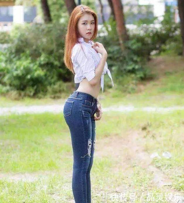 高跟鞋 简单搭配的牛仔裤美女,穿搭出复古气息,增添女性甜美气质!