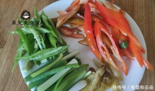 春天,用这菜炒肉,鲜香肉嫩,好吃又入味