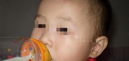 孩子|1岁儿子只喝奶奶冲的奶粉,妈妈觉得不对劲,尝了一口后无奈叹气