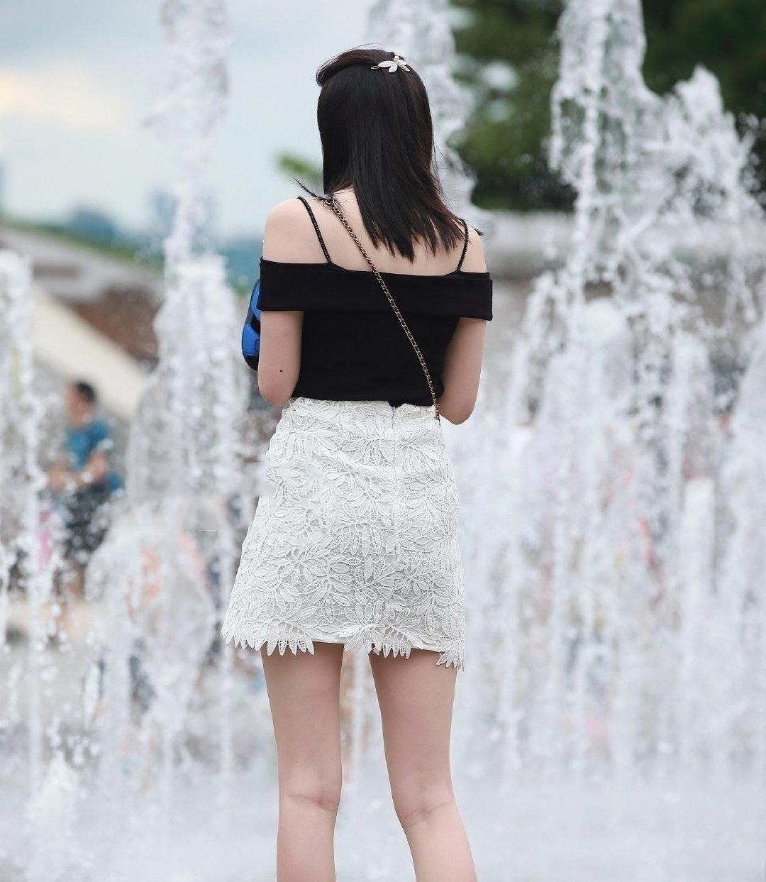 妈妈 黑色一字肩白色蕾丝紧身裙,极简风格的穿搭,散发庄严稳重气质