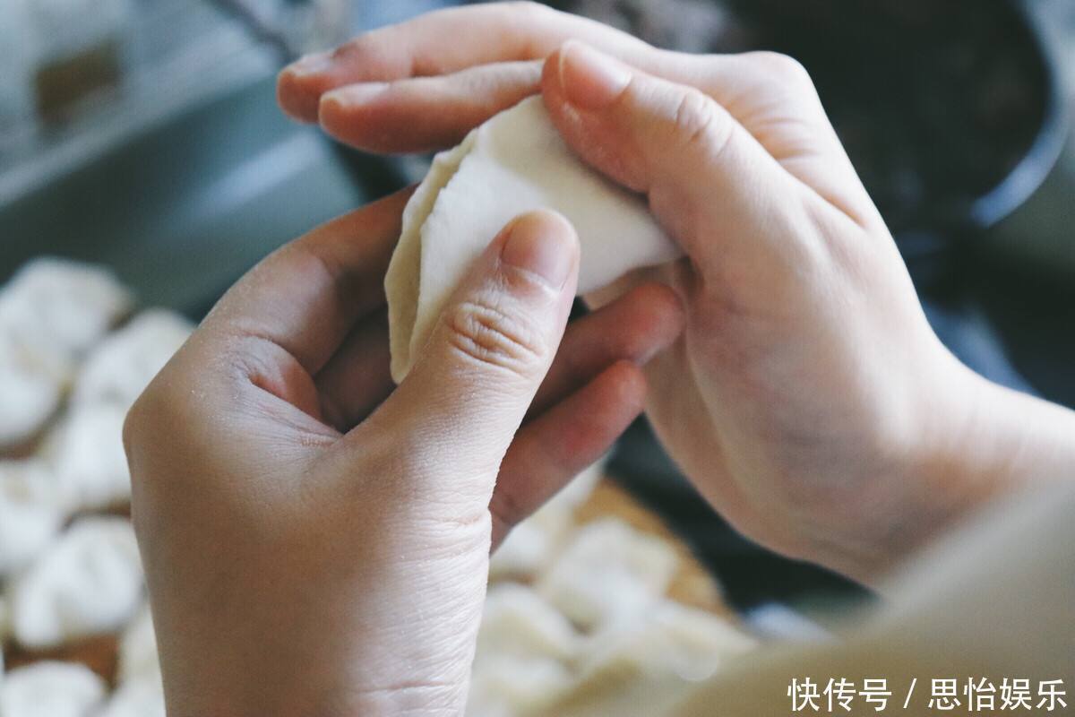 包好的饺子,直接放冰箱并不好,我家这样做,饺子不粘连不破皮