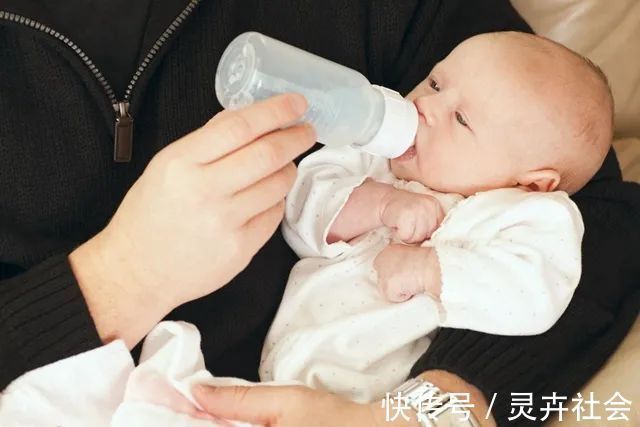 喝水|婴儿真的不需要喝水错,宝宝补水要“讲究”,喂水指南请收好