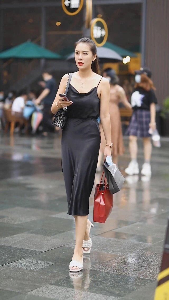 法式|街拍美女：褶皱连衣裙，法式小香风，修身显瘦