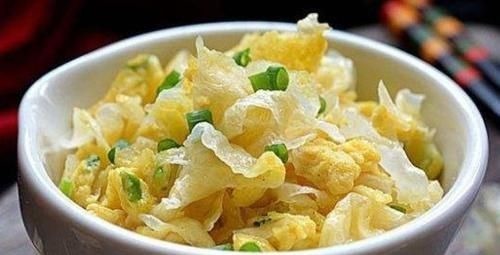 它是“穷人的阿胶”，隔天吃一次，补血养颜，淡化色斑，更显年轻