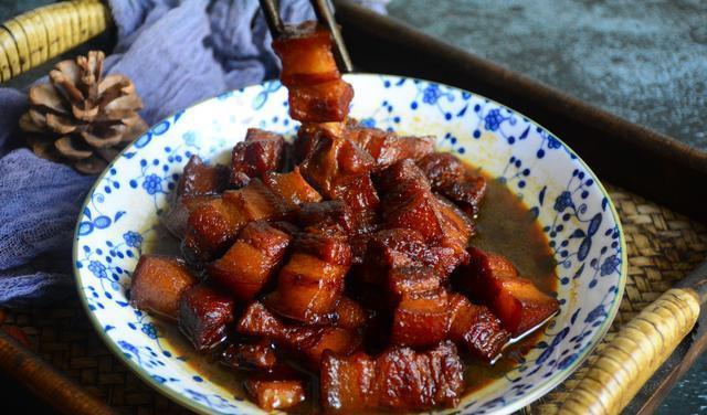 只加|爷爷用了几十年的红烧肉做法,只加四种香料,软糯入味、红亮诱人