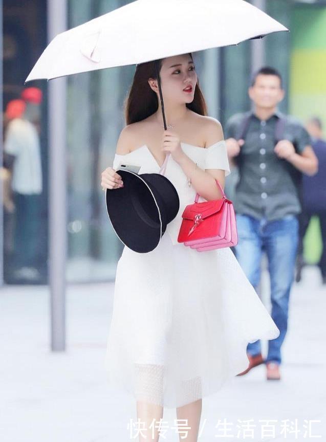 网纱连衣裙配尖头高跟鞋,时髦女孩心中的小心机,既时尚又飒爽