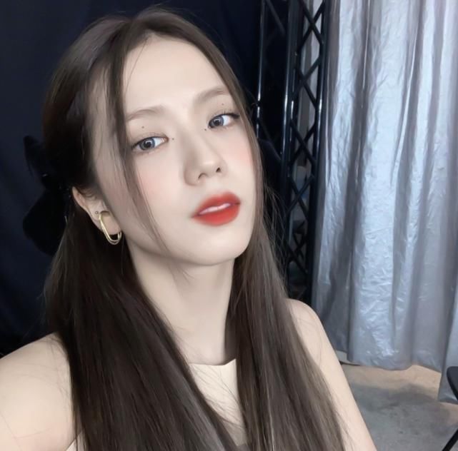 龙须刘海 秒变巴掌脸!原来“瘦脸”不仅要靠发型,还要选对发色和刘海!