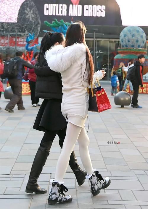街拍:清新亮眼的白丝袜美女