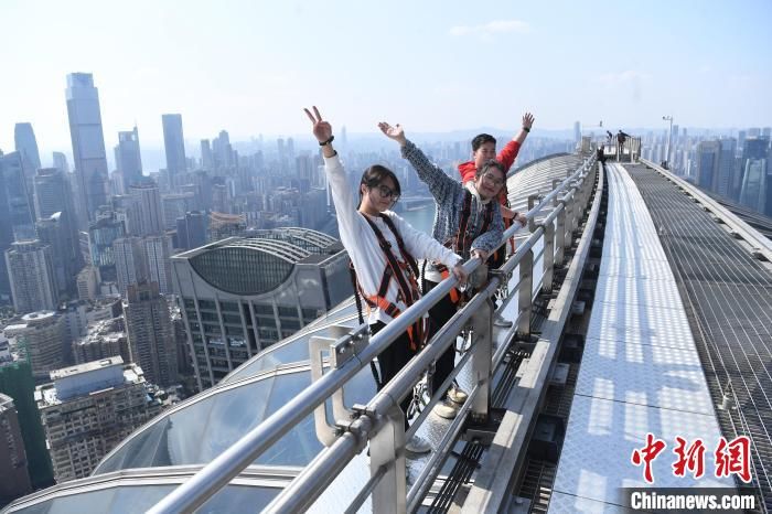 高空游览|重庆高空游览项目吸引游客体验“云中漫步”