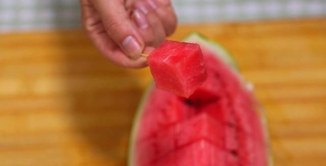 果汁|开启吃西瓜的创意新方式用这三个动作切西瓜它不脏也不流果汁