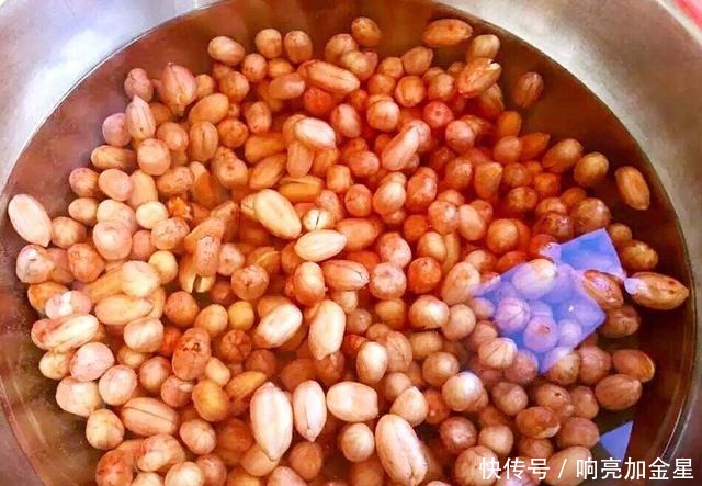 花生米里打1个鸡蛋,居然这么好吃,实在太解馋了,越吃越想吃